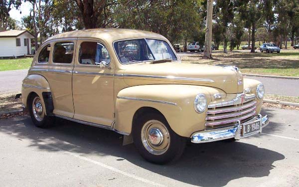 Ford Deluxe 1946 foto - 1