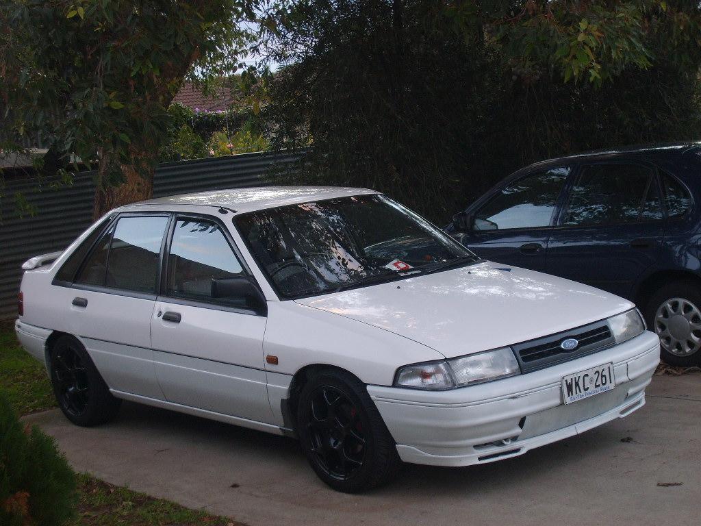 Ford Laser 1996 foto - 1