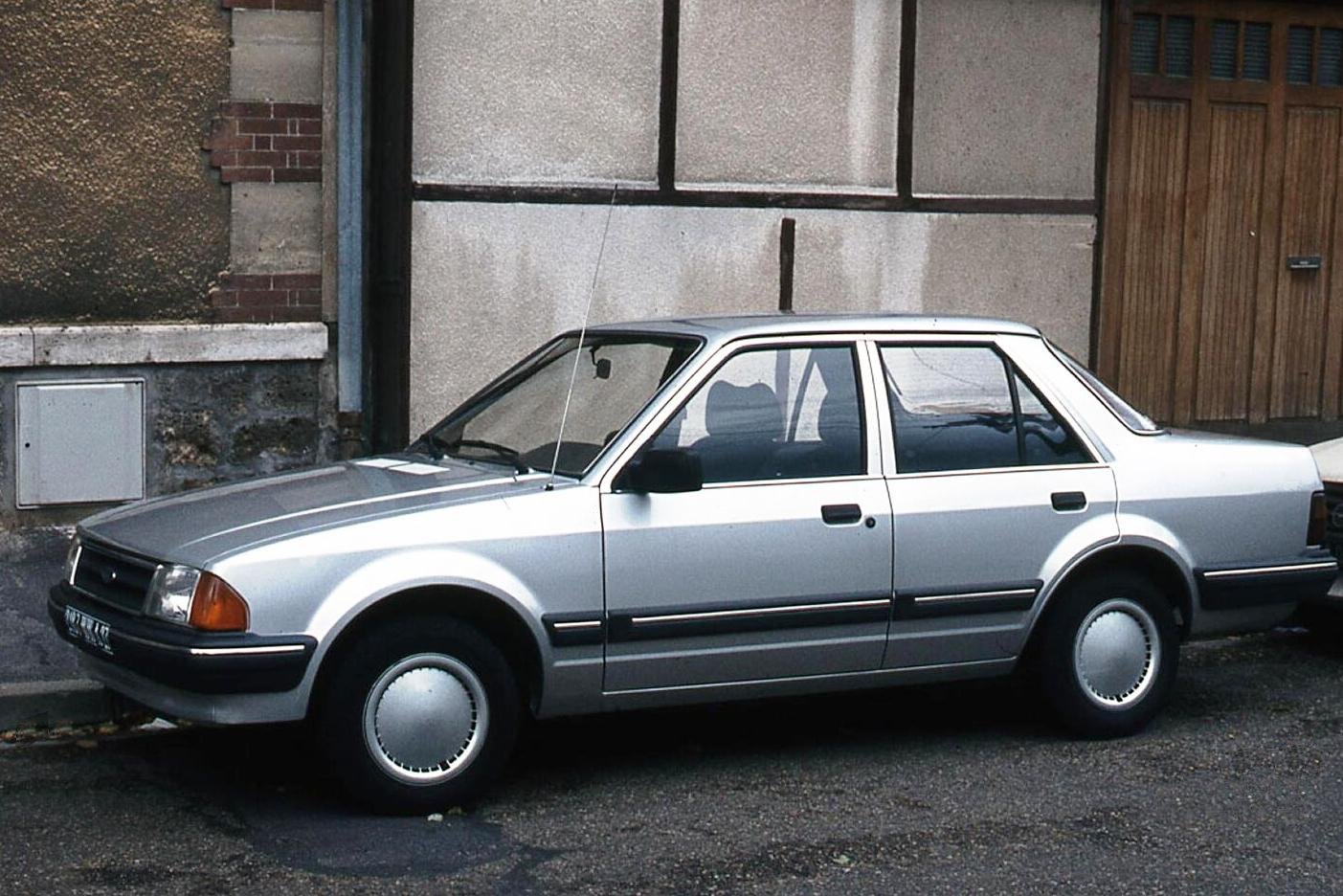 Ford Orion 1992 foto - 1